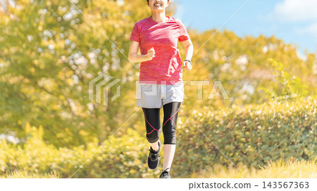 女子跑步－秋季運動 143567363