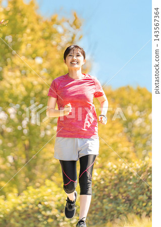 女子跑步-秋季運動 女子跑步-秋季運動 143567364