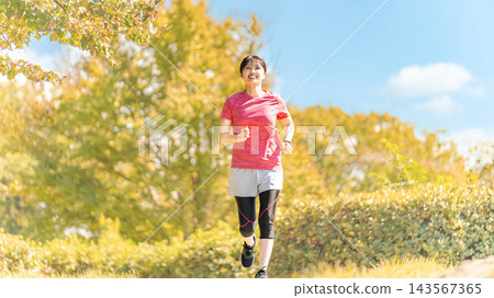 女子跑步-秋季運動 女子跑步-秋季運動 143567365
