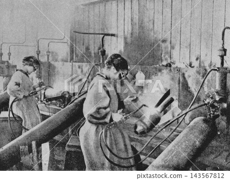 老照片,1914-1918 年,第一次世界大戰期間的法國:軍工廠裡的女工。 老照片,1914-1918 年,第一次世界大戰期間的法國:軍工廠裡的女工。 143567812