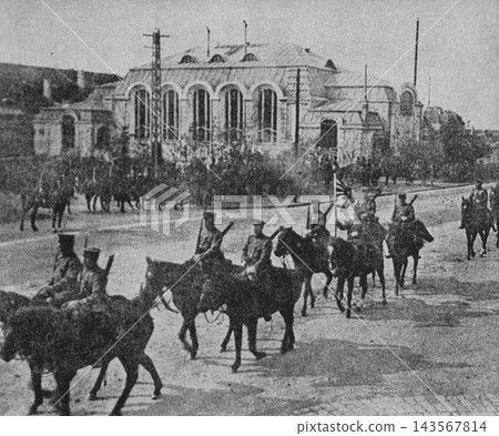 老照片:1914 年 11 月 16 日,第一次世界大戰期間的中國-日本軍隊戰勝德國軍隊後進入青島的儀式。 老照片:1914 年 11 月 16 日,第一次世界大戰期間的中國-日本軍隊戰勝德國軍隊後進入青島的儀式。 143567814