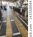 車站月台和黃色盲道 143568044