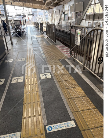 車站月台和黃色盲道 143568044