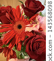 紅色非洲菊和玫瑰：適合週年紀念和慶祝活動的花束。 143568098