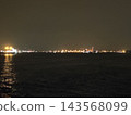 夜幕下的港口，工業區的夜景以及水面上的燈光。 143568099