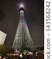 東京晴空塔五彩繽紛的燈光在夜空中閃耀 143568242