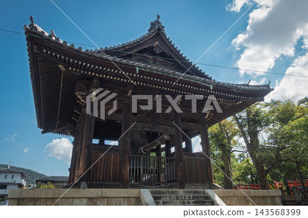 京都法光寺的鐘樓和鐘。 京都法光寺的鐘樓和鐘。 143568399