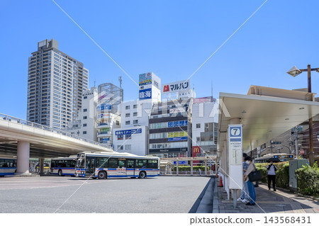 橫濱市鶴見區鶴見站西口前的巴士總站及街景 143568431