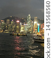 香港的摩天大樓和五彩繽紛的夜景倒映在海面上。 143568560