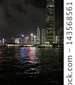 香港的夜景以及摩天大樓燈光倒映在維多利亞港的景象 143568561