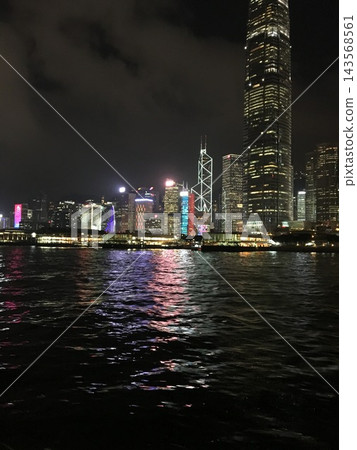 香港的夜景以及摩天大樓燈光倒映在維多利亞港的景象 香港的夜景以及摩天大樓燈光倒映在維多利亞港的景象 143568561