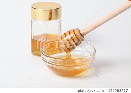 蜂蜜罐和蜂蜜勺，裝在玻璃容器裡的蜂蜜 143568717