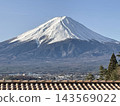 冬日晴朗的富士山，瓦片屋頂，以及河口湖周邊地區的景色。 143569022