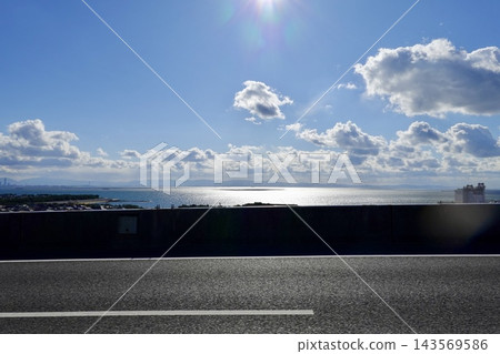 從阪神高速公路5號灣岸線(西行)尼崎市附近眺望大阪灣,兵庫縣尼崎市。 從阪神高速公路5號灣岸線(西行)尼崎市附近眺望大阪灣,兵庫縣尼崎市。 143569586