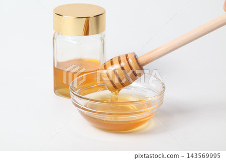 蜂蜜罐和蜂蜜勺，裝在玻璃容器裡的蜂蜜 143569995