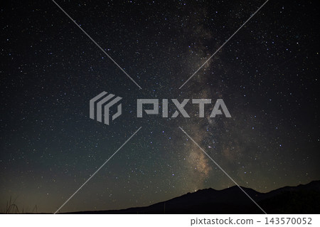 長野縣川上村:銀河點綴著繁星點點的夜空和山脈。 長野縣川上村:銀河點綴著繁星點點的夜空和山脈。 143570052