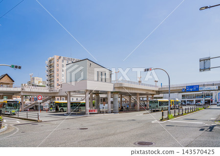 Streetscape with a bus terminal and pedestrian deck at the north exit of Fujinomiya Station in Fujinomiya City, Shizuoka Prefecture. Streetscape with a bus terminal and pedestrian deck at the north exit of Fujinomiya Station in Fujinomiya City, Shizuoka Prefecture. 143570425