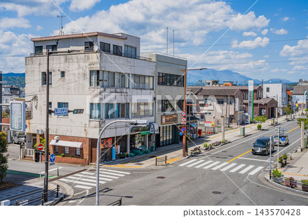 從靜岡縣富士宮市富士宮車站北出口的行人平台俯瞰十字路口和街景。 143570428