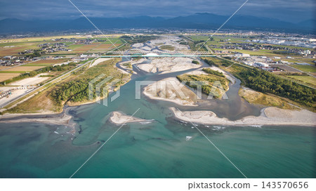 秋日的午後,在日本富山縣黑部川沖積扇上。 秋日的午後,在日本富山縣黑部川沖積扇上。 143570656