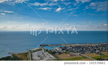 秋日的午後,在日本富山縣黑部川沖積扇上。 秋日的午後,在日本富山縣黑部川沖積扇上。 143570661