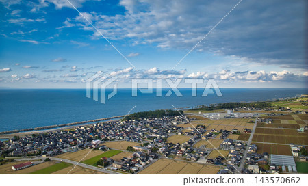 秋日的午後，在日本富山縣黑部川沖積扇上。 143570662