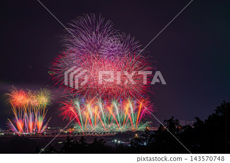 The spectacular fireworks display at the Oigawa Grand Fireworks Festival in Shimada City, Shizuoka Prefecture, fills the night sky. The spectacular fireworks display at the Oigawa Grand Fireworks Festival in Shimada City, Shizuoka Prefecture, fills the night sky. 143570748