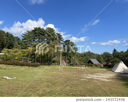白天,可以看到位於阿知村的銀杏紅葉露營地的景色和帳篷,這裡以擁有日本最好的星空而聞名。 白天,可以看到位於阿知村的銀杏紅葉露營地的景色和帳篷,這裡以擁有日本最好的星空而聞名。 143572436