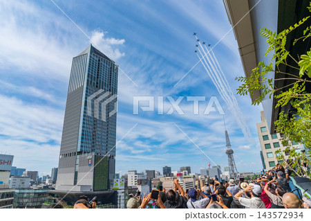 藍色衝擊號戰機在愛知縣名古屋市上空進行表演飛行。 藍色衝擊號戰機在愛知縣名古屋市上空進行表演飛行。 143572934