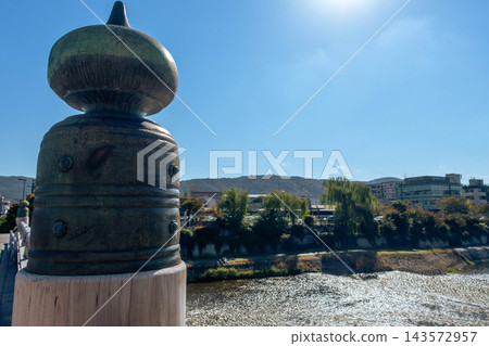 京都三條大橋的劍形裝飾橋頭和鴨川 京都三條大橋的劍形裝飾橋頭和鴨川 143572957