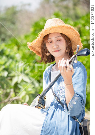女模特兒在沖繩旅行時演奏三弦琴 女模特兒在沖繩旅行時演奏三弦琴 143574022