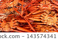 新潟縣新潟市魚市上，新鮮的紅雪蟹整齊地排列著。 143574341