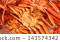 新潟縣新潟市魚市上，新鮮的紅雪蟹整齊地排列著。 143574342