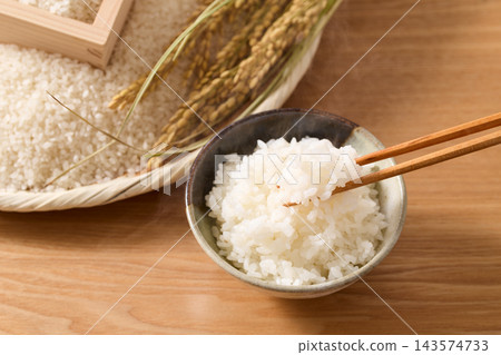 碗裝飯和籃子裝米飯 碗裝飯和籃子裝米飯 143574733