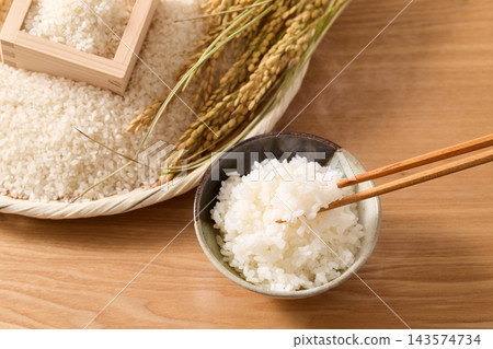 碗裝飯和籃子裝米飯 碗裝飯和籃子裝米飯 143574734