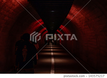 穿過隧道 穿過隧道 143575217