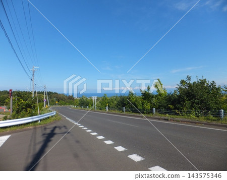 一條通往大海的藍天公路 一條通往大海的藍天公路 143575346