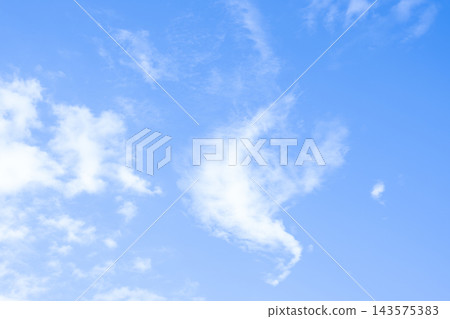 漂浮在藍天上的雲彩 143575383