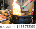 寮國街邊小攤上用明火烤製的牛肉串。 143575565