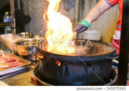 寮國街邊小攤上用明火烤製的牛肉串。 寮國街邊小攤上用明火烤製的牛肉串。 143575565