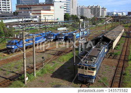 停放在新鶴見機務段(神奈川縣川崎市幸區)的新舊電力機車 停放在新鶴見機務段(神奈川縣川崎市幸區)的新舊電力機車 143575582