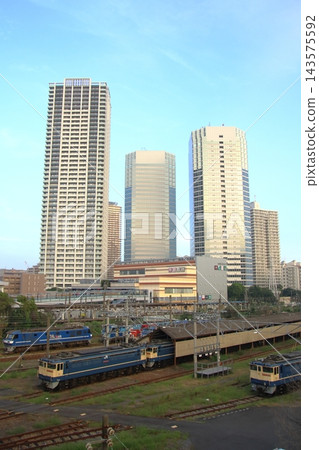 停放在新鶴見機務段(神奈川縣川崎市幸區)的新舊電力機車 停放在新鶴見機務段(神奈川縣川崎市幸區)的新舊電力機車 143575592