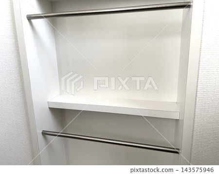 壁龕 1 嵌在房間的牆壁上 壁龕 1 嵌在房間的牆壁上 143575946