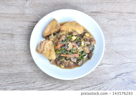 stir fried chop black and white mushroom with mix vegetable topping slice tofu in soy sauce vegetarian food stir fried chop black and white mushroom with mix vegetable topping slice tofu in soy sauce vegetarian food 143576293