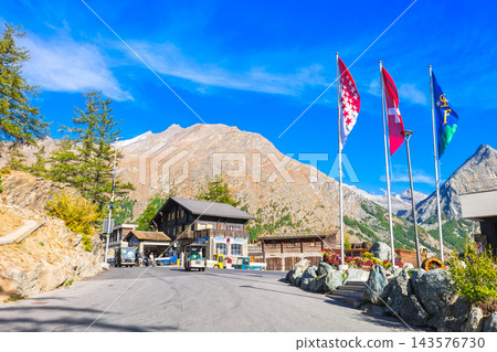 薩斯費,瑞士的一個山區度假勝地 薩斯費,瑞士的一個山區度假勝地 143576730