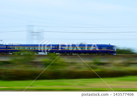 秋季,開往新宿的鬼怒川特快列車會經過栃木縣。 秋季,開往新宿的鬼怒川特快列車會經過栃木縣。 143577406