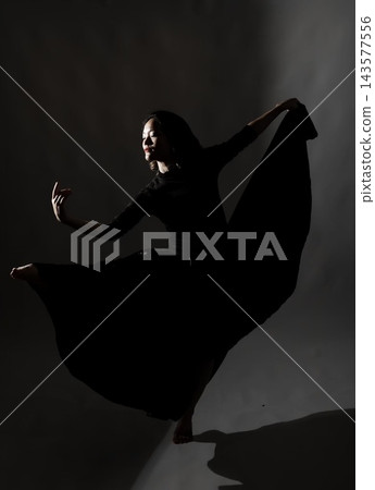 一個女人在黑暗的房間裡跳舞 143577556