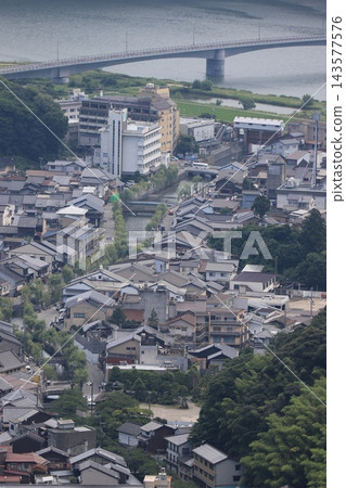 從山頂俯瞰城崎溫泉迷人的小鎮風景和圓山川。這是一張展現關西著名溫泉度假勝地浪漫氛圍的旅遊宣傳圖。 (豎幅構圖) 從山頂俯瞰城崎溫泉迷人的小鎮風景和圓山川。這是一張展現關西著名溫泉度假勝地浪漫氛圍的旅遊宣傳圖。 (豎幅構圖) 143577576