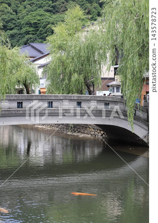 城崎溫泉大谷川上橫跨著一座石橋,兩岸垂柳依依;錦鯉在水面悠然游弋,展現出這座著名溫泉度假勝地的獨特魅力。 (豎幅構圖) 城崎溫泉大谷川上橫跨著一座石橋,兩岸垂柳依依;錦鯉在水面悠然游弋,展現出這座著名溫泉度假勝地的獨特魅力。 (豎幅構圖) 143578723