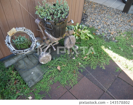 花園裡擺放著一輛三輪車(俯拍照片) 花園裡擺放著一輛三輪車(俯拍照片) 143578802