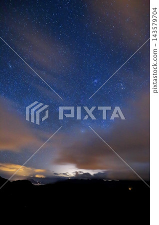 厄瓜多基洛托阿湖上空繁星點點,安地斯山脈和雲朵的夜景盡收眼底。 厄瓜多基洛托阿湖上空繁星點點,安地斯山脈和雲朵的夜景盡收眼底。 143579704